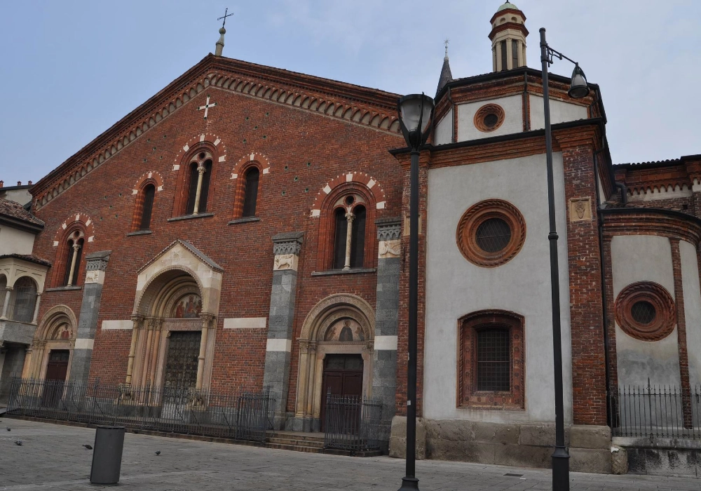 La basílica de Santo Eustorgio al atardecer