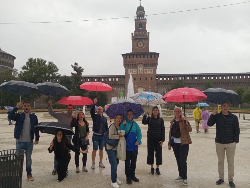 Free tour por Milán en la lluvia en Piazza Castello