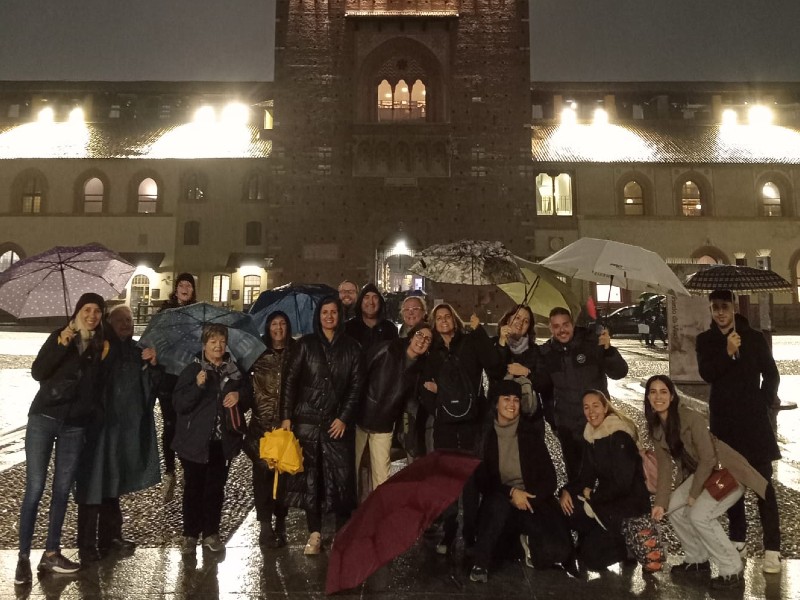 Visita guiada en la noche con lluvia